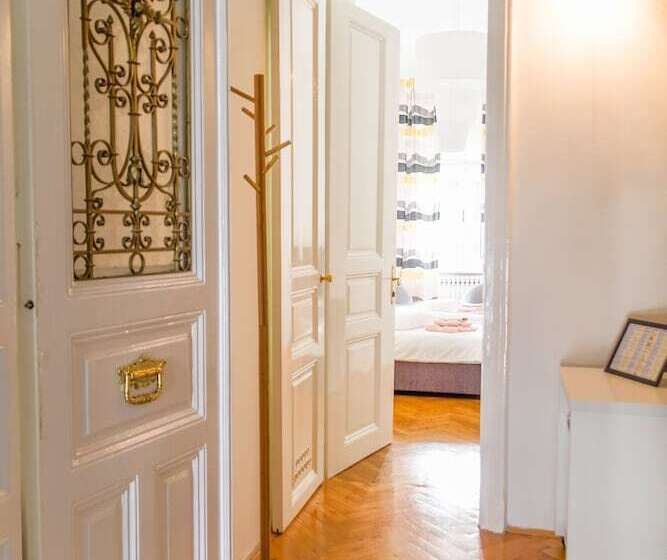 پانسیون Main Square Rooms