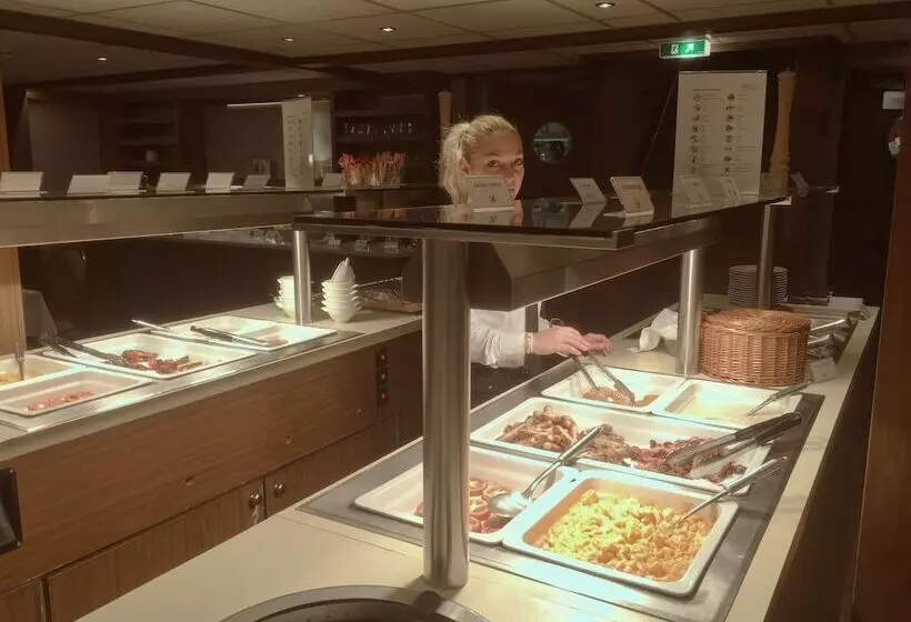 Hotelli Select Ms Charles Dickens   Neuss