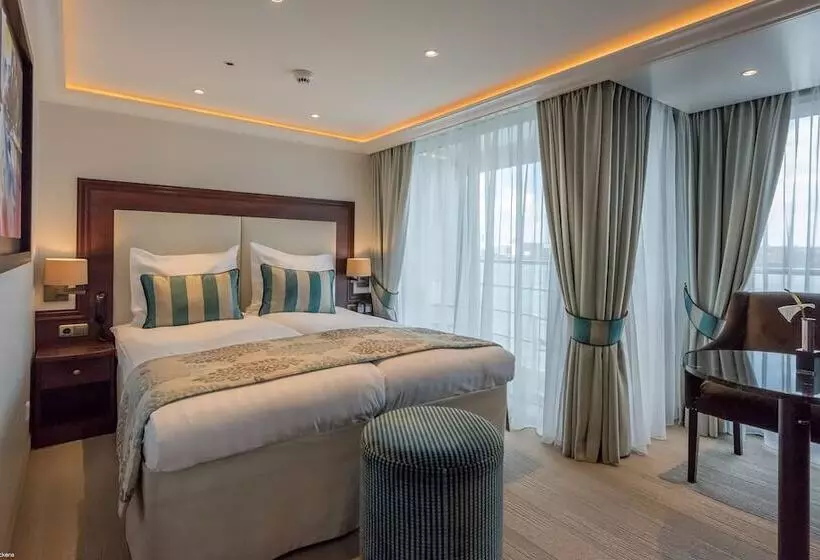 Hotelli Select Ms Charles Dickens   Neuss