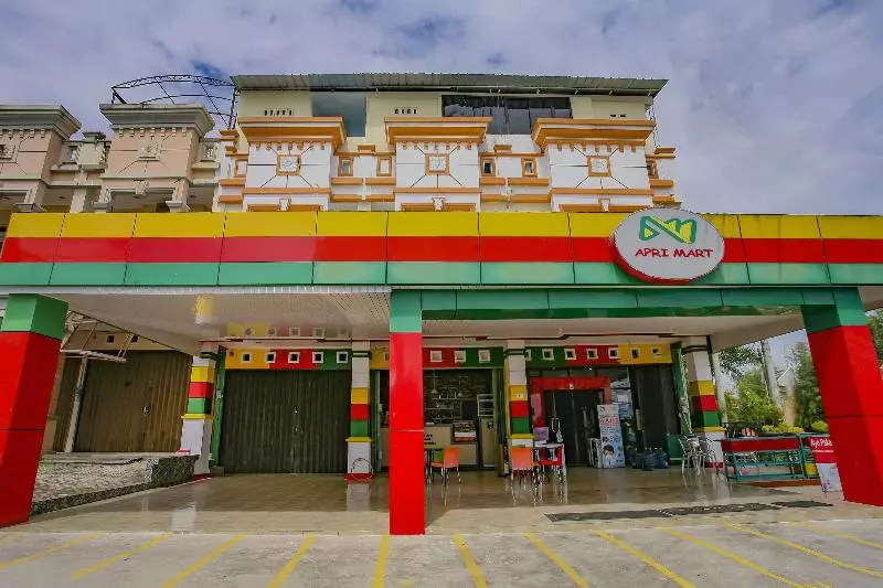 Hotelli Oyo 90072 Apri Inn Syariah