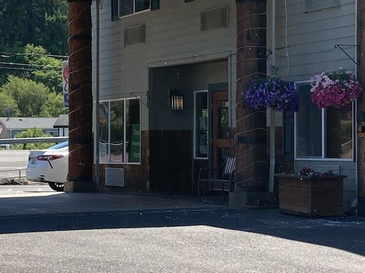فندق Clatskanie River Inn