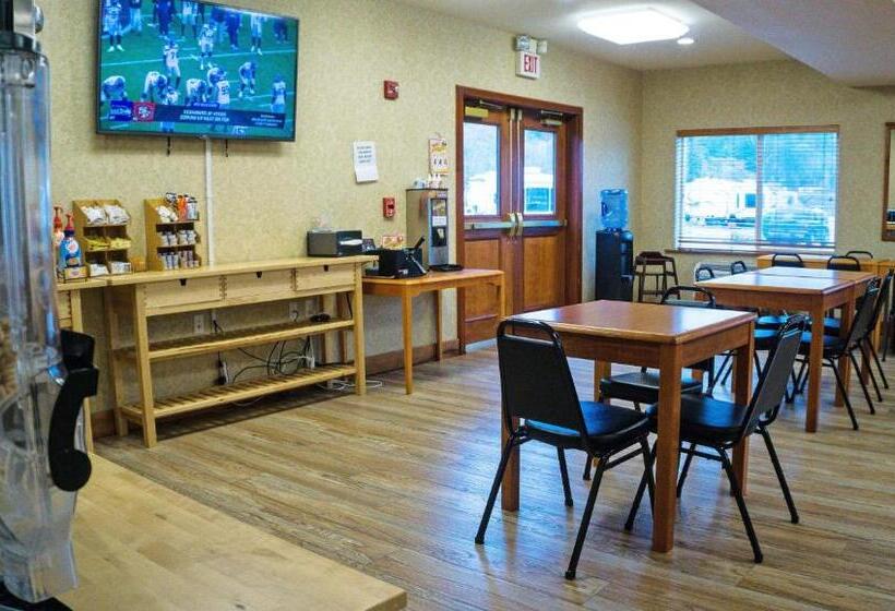 فندق Clatskanie River Inn