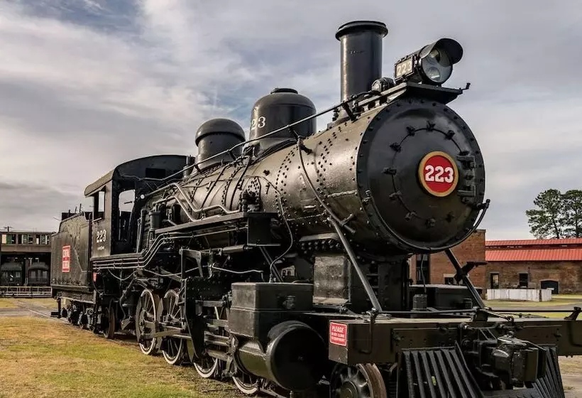 בית מלון כפרי Colonial Inn Ellsworth