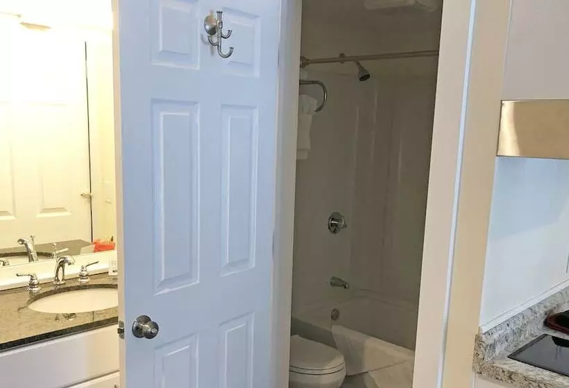 בית מלון כפרי Colonial Inn Ellsworth