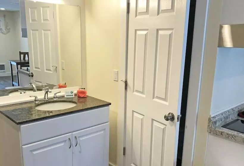 בית מלון כפרי Colonial Inn Ellsworth