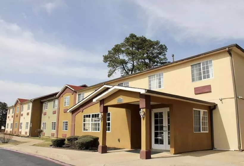 酒店 Hometown Inn & Suites