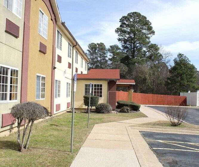 هتل Hometown Inn & Suites