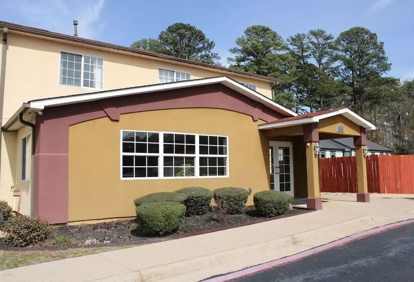 酒店 Hometown Inn & Suites