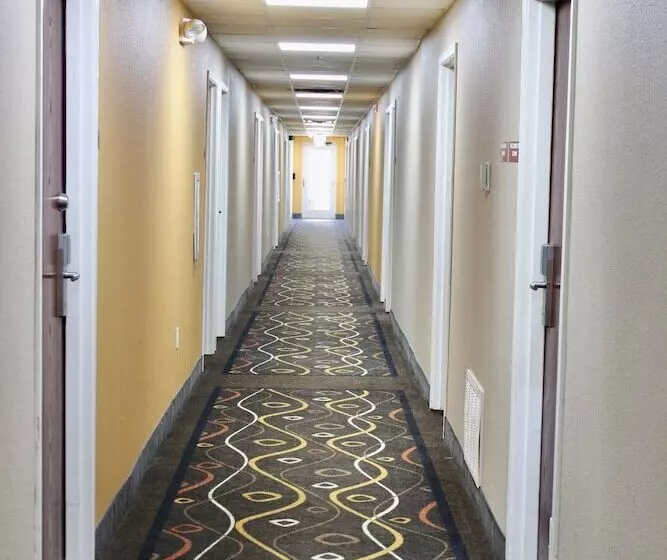 酒店 Hometown Inn & Suites