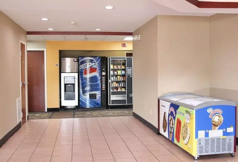 酒店 Hometown Inn & Suites