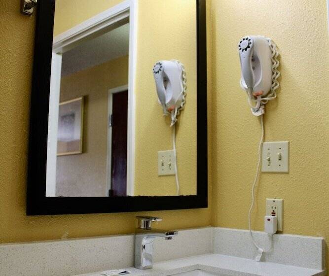 هتل Hometown Inn & Suites