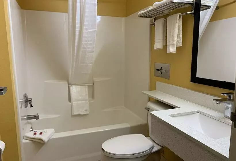 酒店 Hometown Inn & Suites