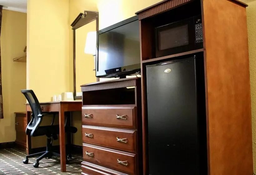 酒店 Hometown Inn & Suites