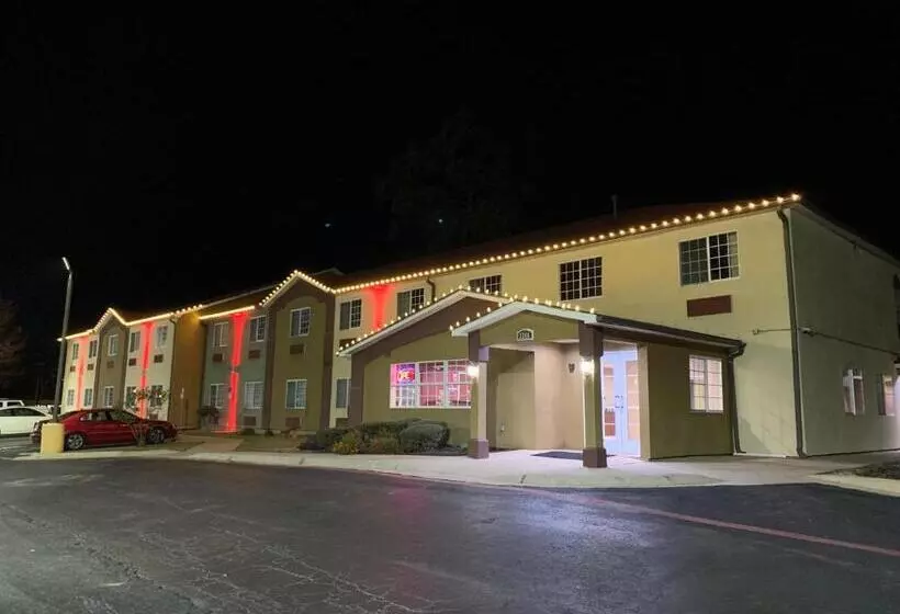 酒店 Hometown Inn & Suites