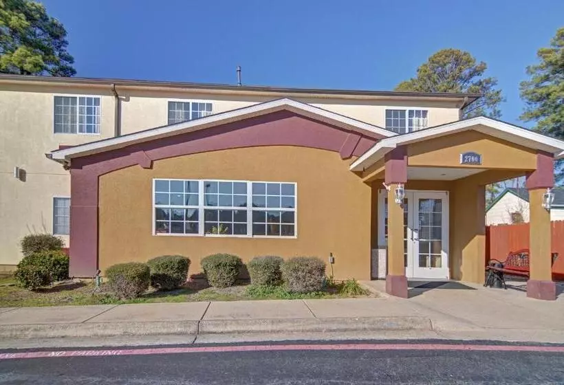 酒店 Hometown Inn & Suites