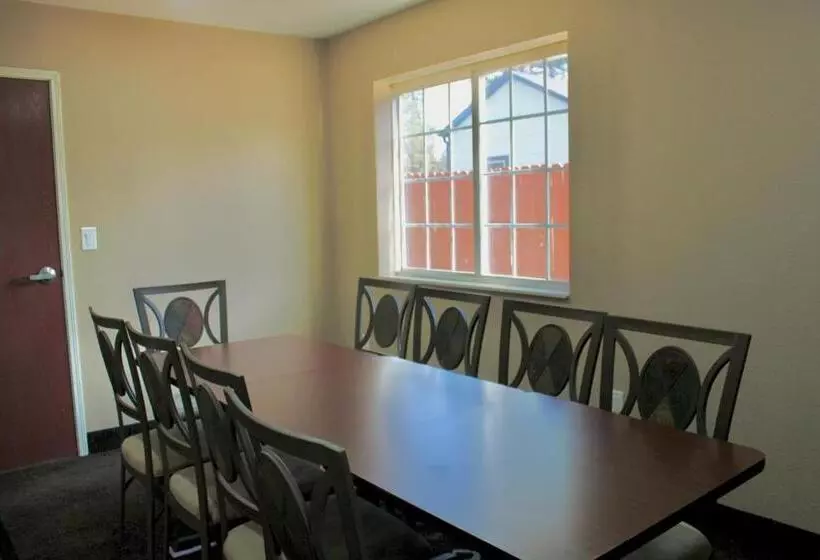 酒店 Hometown Inn & Suites