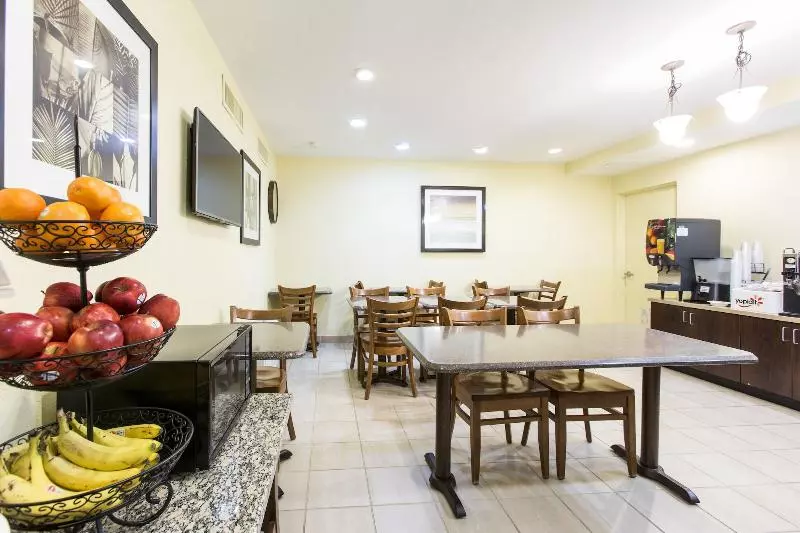 هتل Royal Palace Westwood