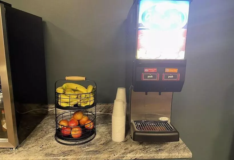 The Chateau Bloomington Hotel And Conference Center