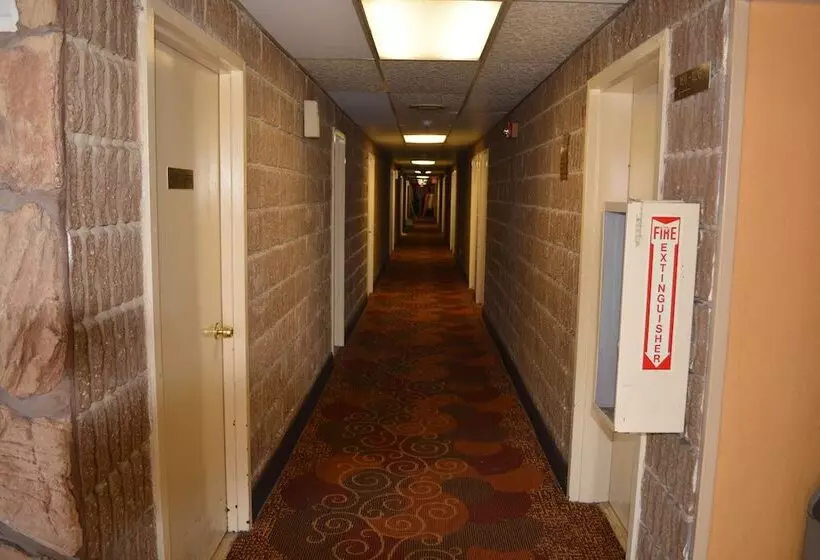 בית מלון כפרי Travelodge By Wyndham Avenel Woodbridge