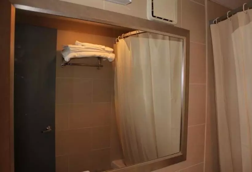 בית מלון כפרי Travelodge By Wyndham Avenel Woodbridge