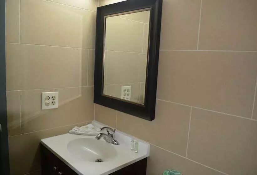 בית מלון כפרי Travelodge By Wyndham Avenel Woodbridge