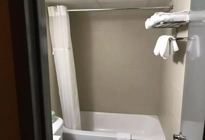 בית מלון כפרי Travelodge By Wyndham Avenel Woodbridge