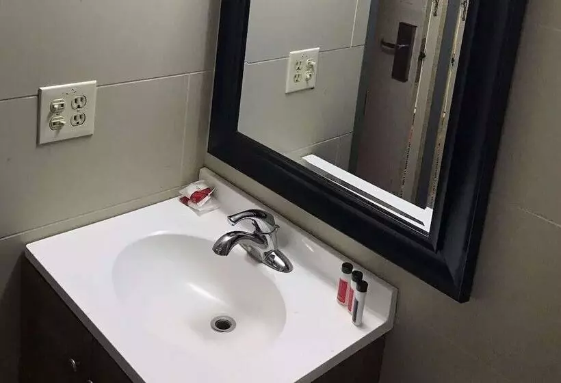 בית מלון כפרי Travelodge By Wyndham Avenel Woodbridge