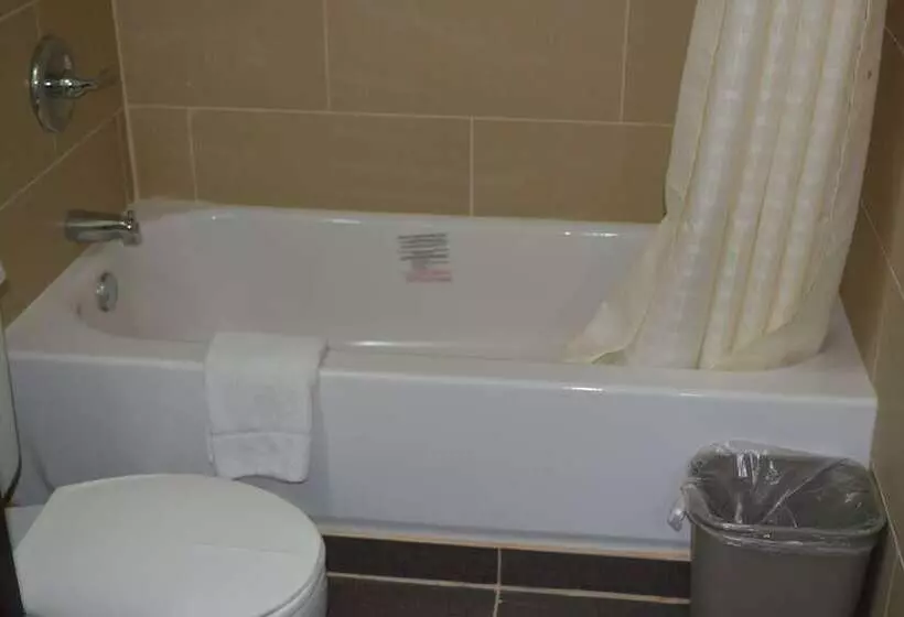 בית מלון כפרי Travelodge By Wyndham Avenel Woodbridge