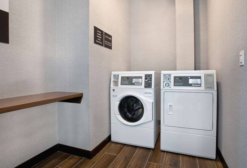 هتل Hampton Inn & Suites Ottawa West