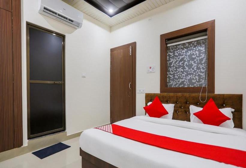 酒店 Oyo 70438 R V Palace