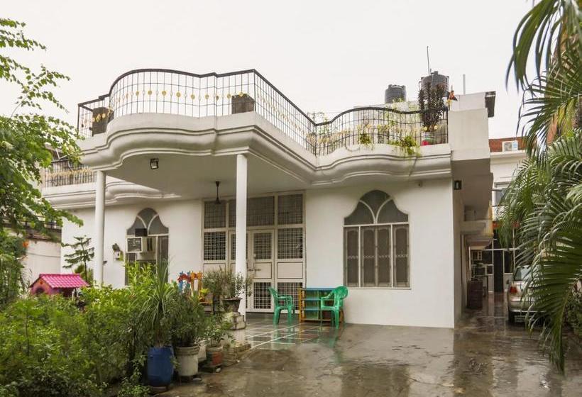 酒店 Oyo 70438 R V Palace