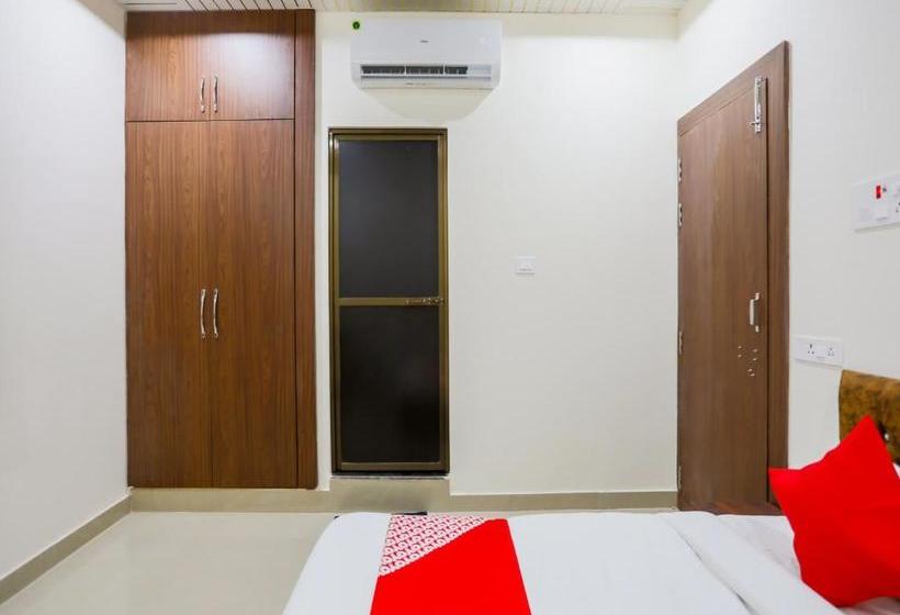 酒店 Oyo 70438 R V Palace