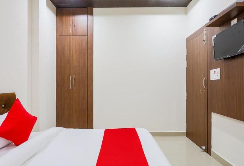 酒店 Oyo 70438 R V Palace