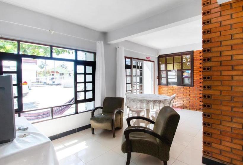 ホテル Oyo  Camacho