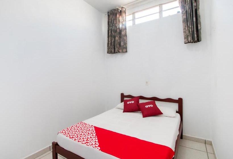 ホテル Oyo  Camacho