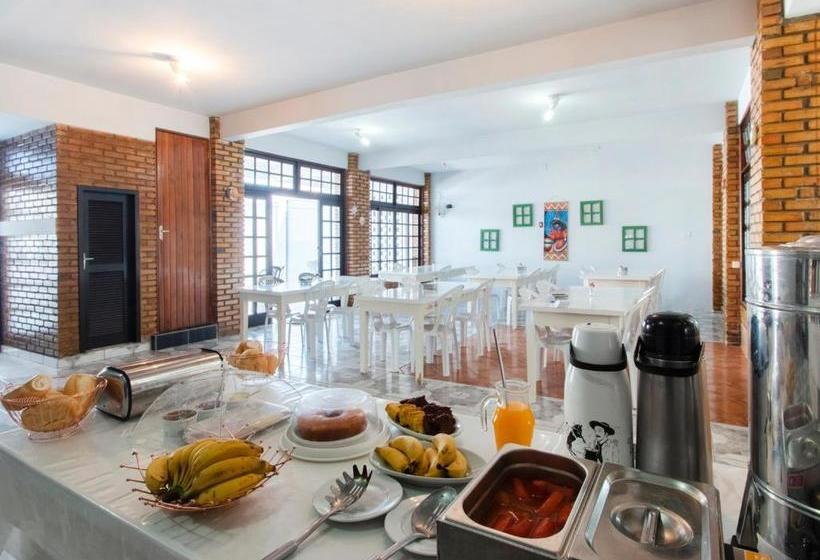 ホテル Oyo  Camacho