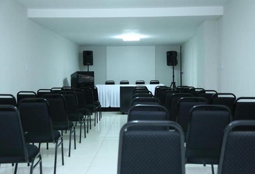 ホテル Avelan Plaza