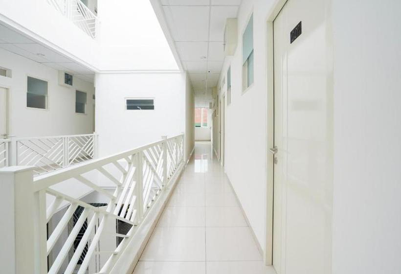 בית מלון כפרי Oyo Life 2462 Kost Surabaya