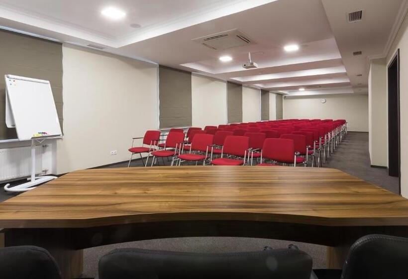 בית מלון כפרי Optima Collection Chernihiv