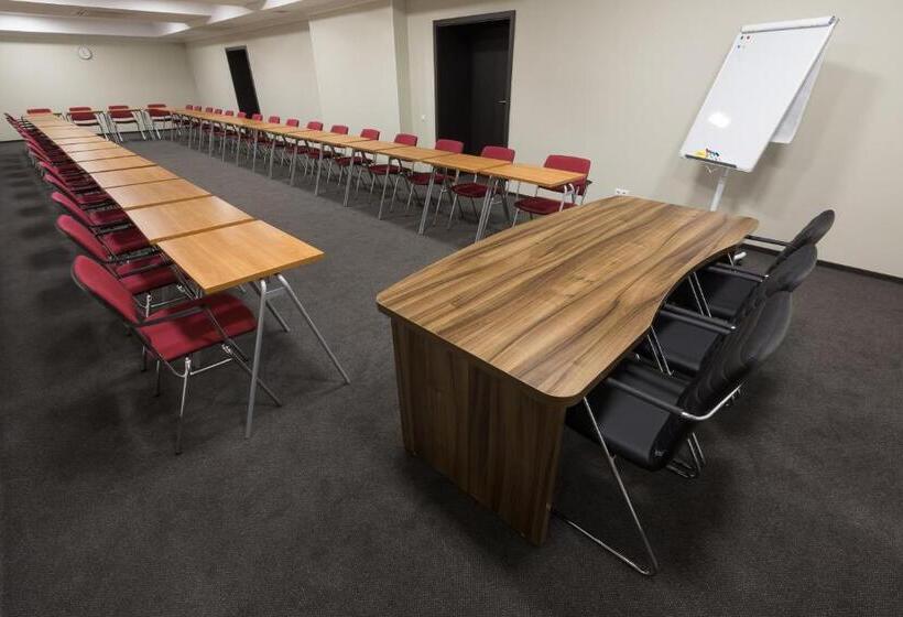 בית מלון כפרי Optima Collection Chernihiv