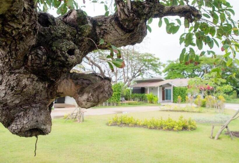 호텔 Baan Kula Mahasarakam