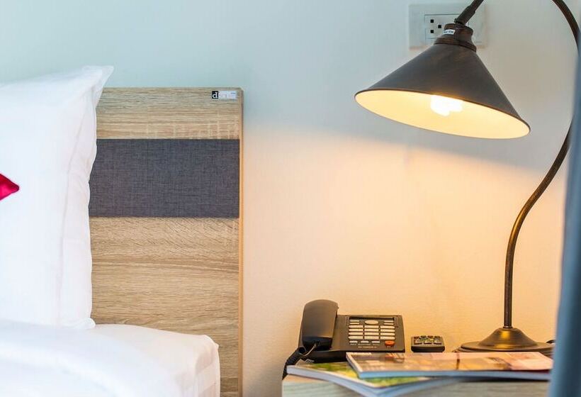 Hotel The Way Phuket Resort