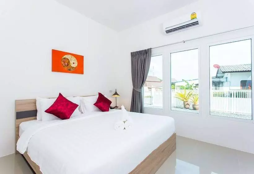 Hotelli The Way Phuket Resort