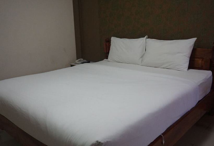 호텔 Wetsawat Place