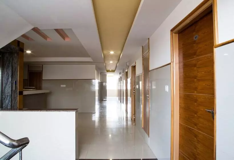 Oyo 9248 Hotel Shrinidhi