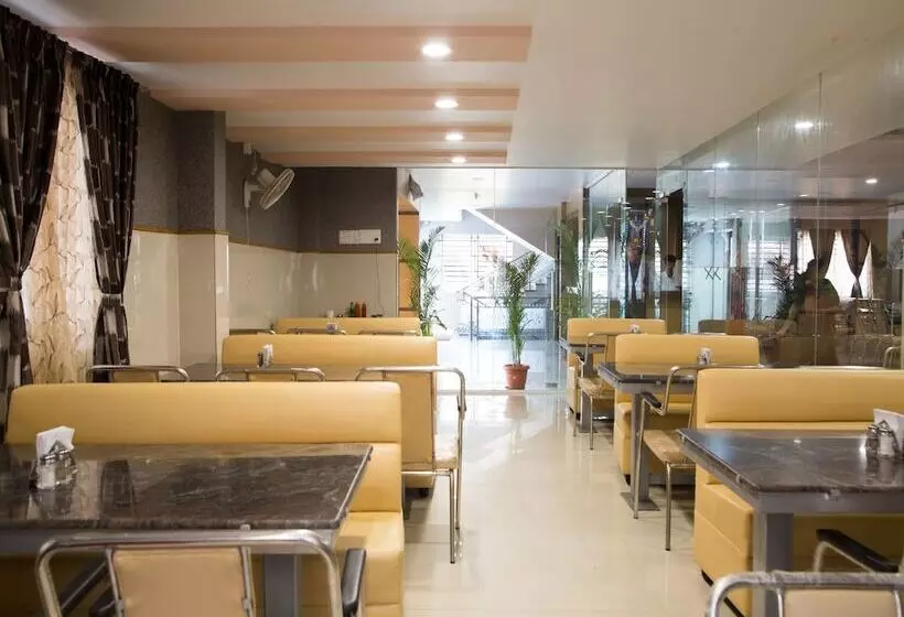 Oyo 9248 Hotel Shrinidhi