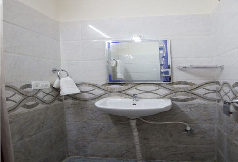 Oyo 9248 Hotel Shrinidhi