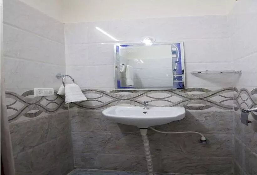 Oyo 9248 Hotel Shrinidhi