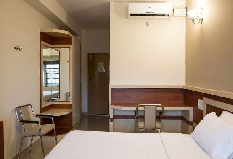 Oyo 9248 Hotel Shrinidhi