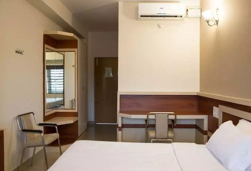 Oyo 9248 Hotel Shrinidhi